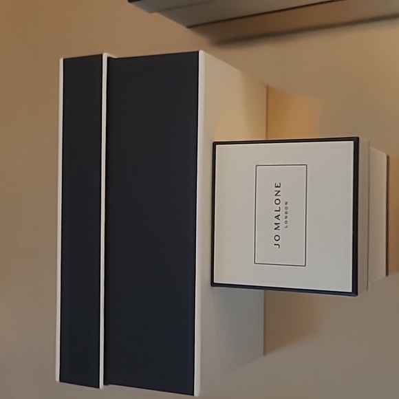 Jo Malone London Ivory Gift Box & Bag - Picture 10 of 13